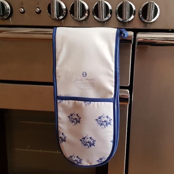 Jane Austen Netherfield Oven Gloves - Image 3