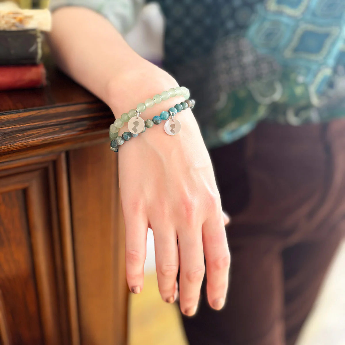 Silhouette Charm bracelet in Blue Agate - Image 4