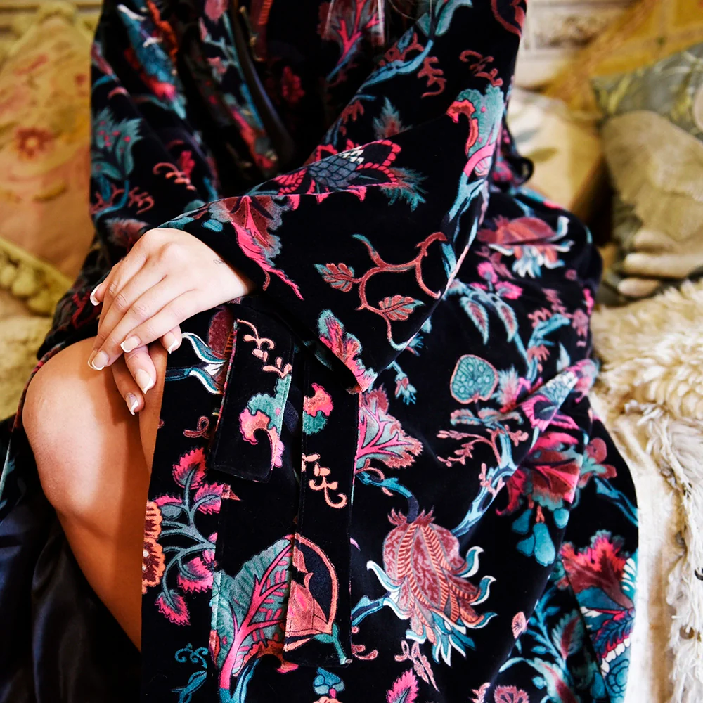 Luxurious Regency Robe with Exotic Flowers in Black - Image 2